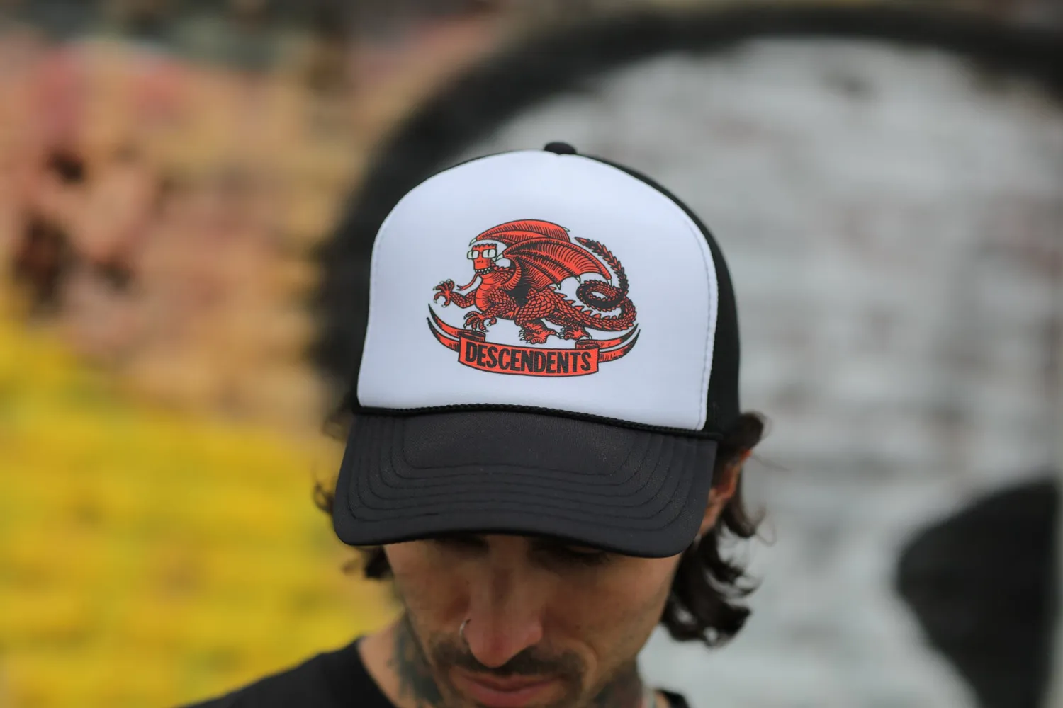 Descendents Dragon trucker pet wit zwart snapback